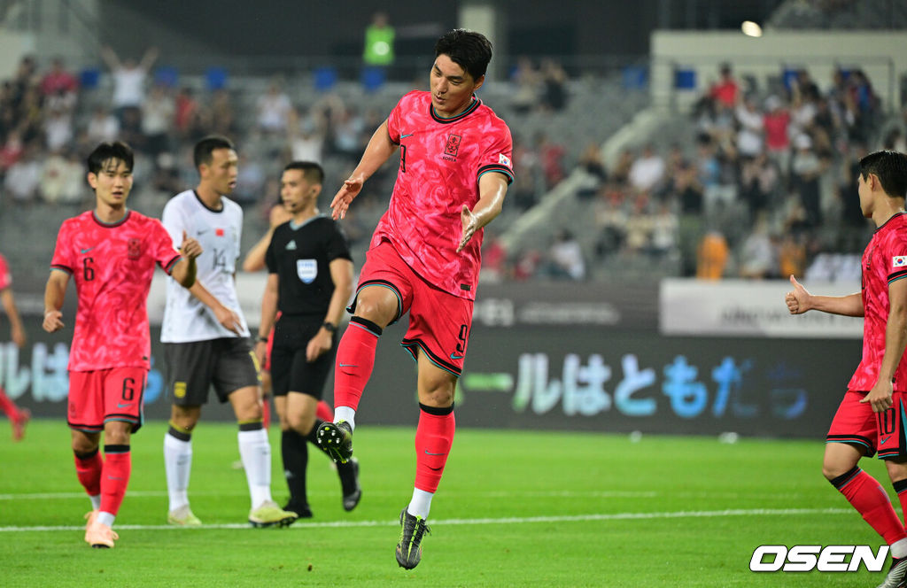 7일 경기 용인시 용인 미르 스타디움에서 2025 동아시아 축구연맹(EAFF) E-1 챔피언십(동아시안컵) 대한민국 남자 축구 대표팀과 중국의 개막전이 열렸다.한국은 중국과 첫 경기를 시작으로 11일 홍콩, 15일 일본과 격돌한다. 경기는 모두 용인에서 치러지며 3경기 성적에 따라 그대로 최종 순위가 결정된다.전반 한국 주민규가 팀의 두 번째 골을 넣은 뒤 기뻐하고 있다. 2025.07.07 /cej@osen.co.kr