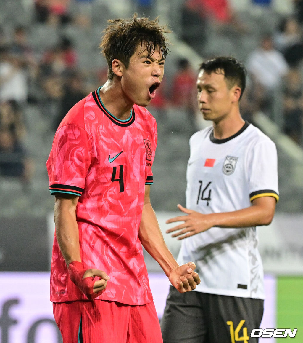 7일 경기 용인시 용인 미르 스타디움에서 2025 동아시아 축구연맹(EAFF) E-1 챔피언십(동아시안컵) 대한민국 남자 축구 대표팀과 중국의 개막전이 열렸다.한국은 중국과 첫 경기를 시작으로 11일 홍콩, 15일 일본과 격돌한다. 경기는 모두 용인에서 치러지며 3경기 성적에 따라 그대로 최종 순위가 결정된다.후반 한국 김주성이 팀의 세 번째 골을 넣은 뒤 포효하고 있다. 2025.07.07 /cej@osen.co.kr