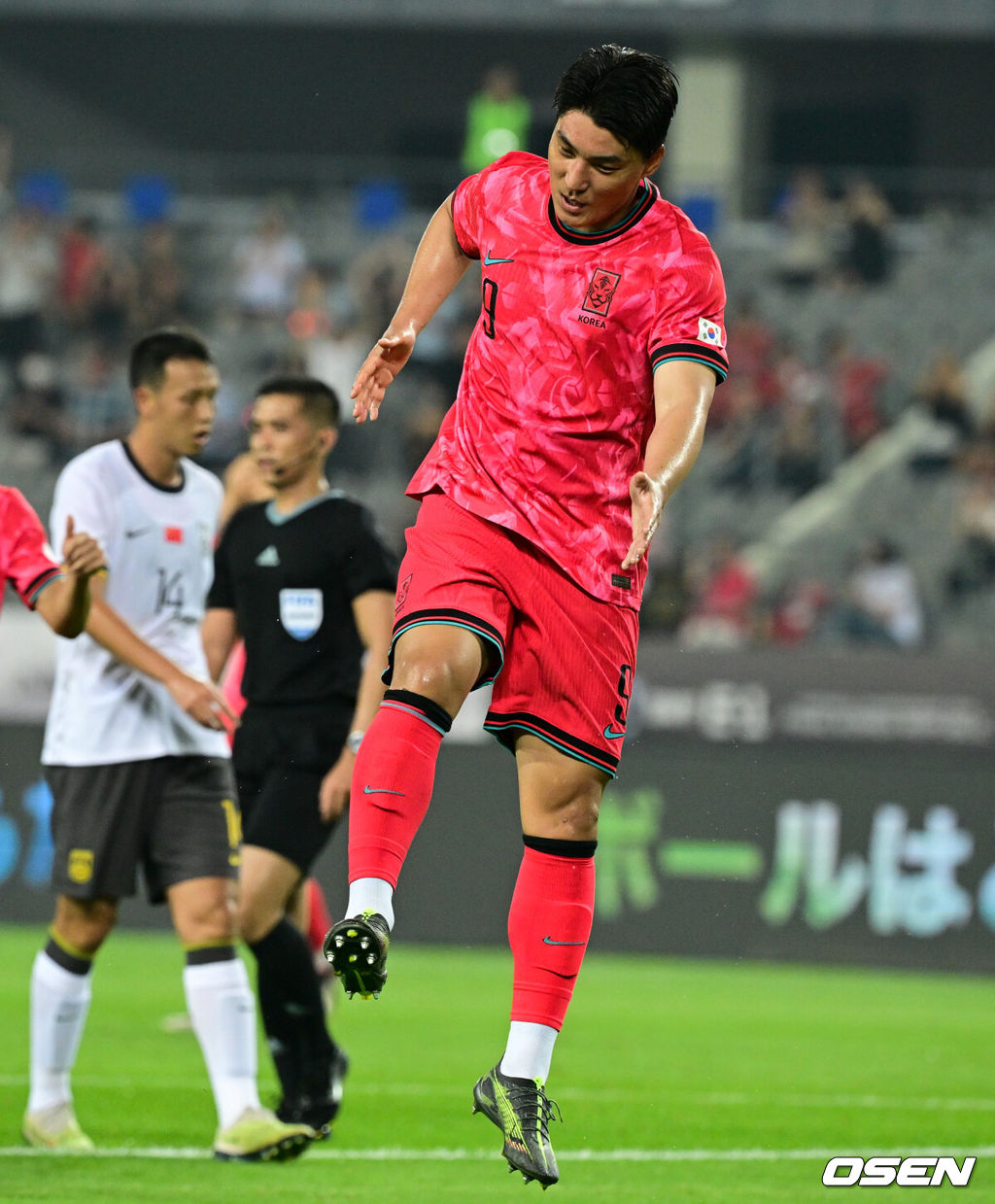 7일 경기 용인시 용인 미르 스타디움에서 2025 동아시아 축구연맹(EAFF) E-1 챔피언십(동아시안컵) 대한민국 남자 축구 대표팀과 중국의 개막전이 열렸다.한국은 중국과 첫 경기를 시작으로 11일 홍콩, 15일 일본과 격돌한다. 경기는 모두 용인에서 치러지며 3경기 성적에 따라 그대로 최종 순위가 결정된다.전반 한국 주민규가 팀의 두 번째 골을 넣은 뒤 세리머니를 하고 있다. 2025.07.07 /cej@osen.co.kr