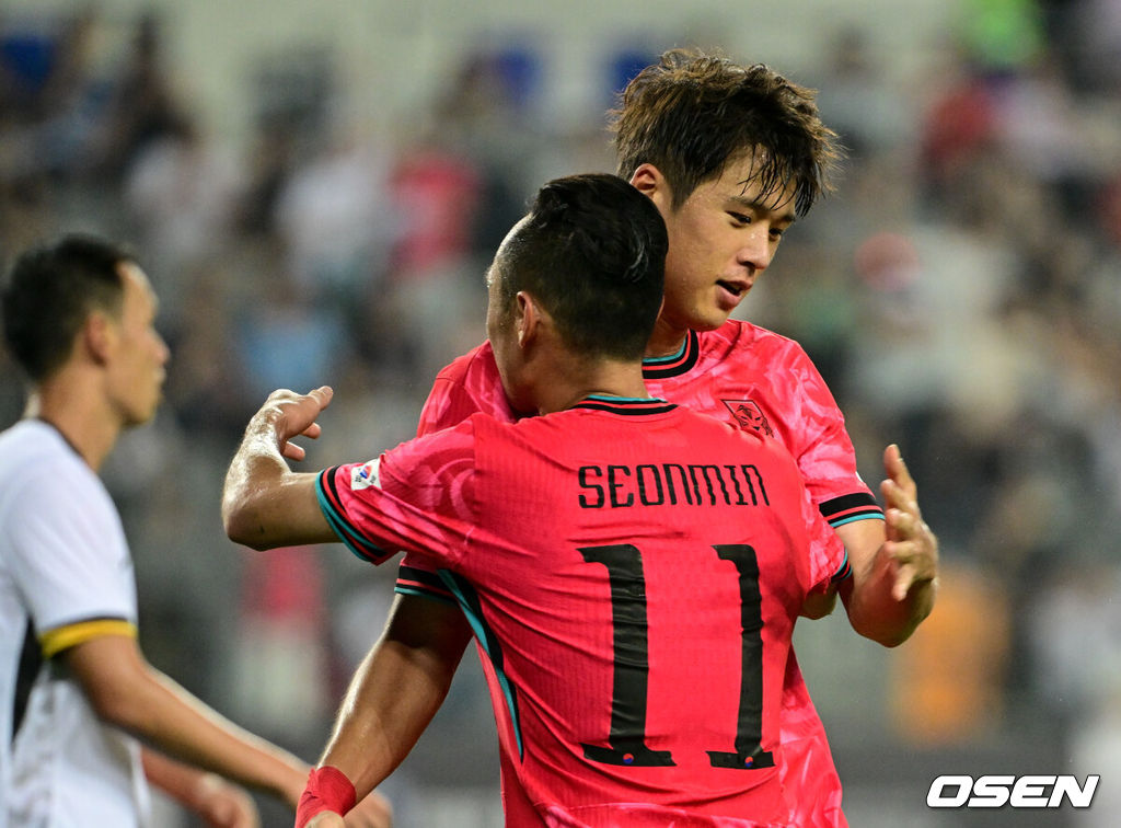 7일 경기 용인시 용인 미르 스타디움에서 2025 동아시아 축구연맹(EAFF) E-1 챔피언십(동아시안컵) 대한민국 남자 축구 대표팀과 중국의 개막전이 열렸다.한국은 중국과 첫 경기를 시작으로 11일 홍콩, 15일 일본과 격돌한다. 경기는 모두 용인에서 치러지며 3경기 성적에 따라 그대로 최종 순위가 결정된다.후반 한국 김주성이 팀의 세 번째 골을 넣은 뒤 문선민과 기뻐하고 있다. 2025.07.07 /cej@osen.co.kr