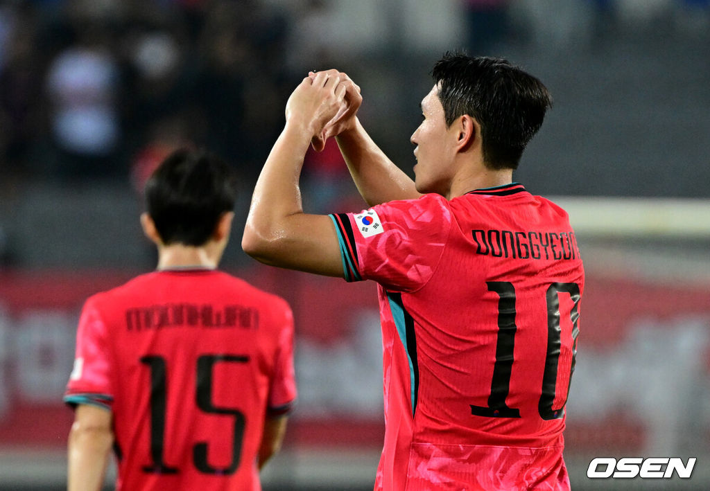 7일 경기 용인시 용인 미르 스타디움에서 2025 동아시아 축구연맹(EAFF) E-1 챔피언십(동아시안컵) 대한민국 남자 축구 대표팀과 중국의 개막전이 열렸다.한국은 중국과 첫 경기를 시작으로 11일 홍콩, 15일 일본과 격돌한다. 경기는 모두 용인에서 치러지며 3경기 성적에 따라 그대로 최종 순위가 결정된다.전반 한국 이동경이 선제골을 넣은 뒤 세리머니를 하고 있다. 2025.07.07 /cej@osen.co.kr