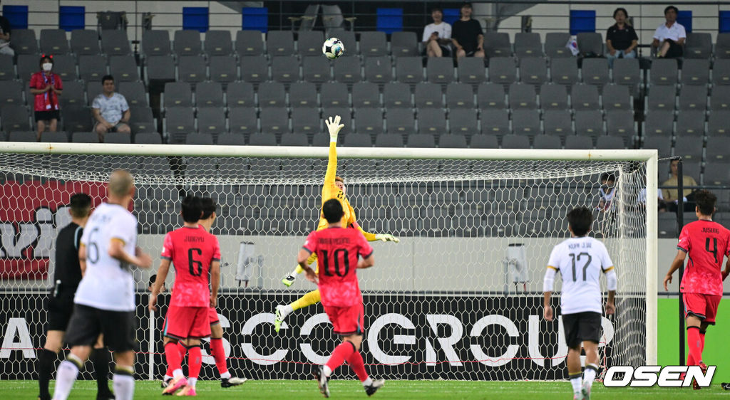7일 경기 용인시 용인 미르 스타디움에서 2025 동아시아 축구연맹(EAFF) E-1 챔피언십(동아시안컵) 대한민국 남자 축구 대표팀과 중국의 개막전이 열렸다.한국은 중국과 첫 경기를 시작으로 11일 홍콩, 15일 일본과 격돌한다. 경기는 모두 용인에서 치러지며 3경기 성적에 따라 그대로 최종 순위가 결정된다.전반 한국 조현우가 중국의 슛 시도에 손을 뻗고 있다. 2025.07.07 /cej@osen.co.kr