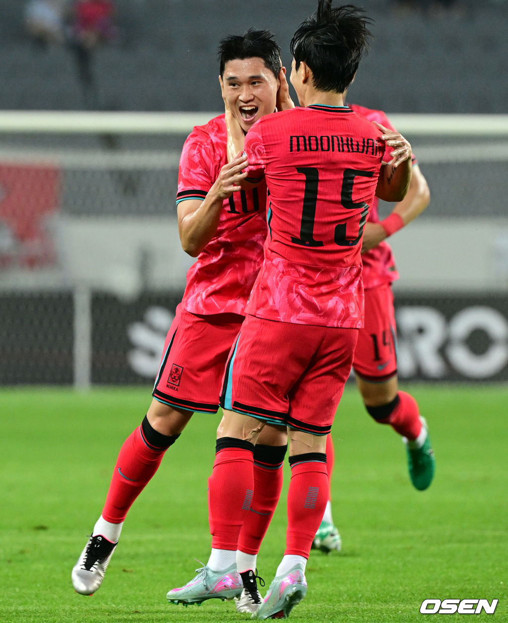7일 경기 용인시 용인 미르 스타디움에서 2025 동아시아 축구연맹(EAFF) E-1 챔피언십(동아시안컵) 대한민국 남자 축구 대표팀과 중국의 개막전이 열렸다.한국은 중국과 첫 경기를 시작으로 11일 홍콩, 15일 일본과 격돌한다. 경기는 모두 용인에서 치러지며 3경기 성적에 따라 그대로 최종 순위가 결정된다.전반 한국 이동경이 선제골을 넣은 뒤 김문환과 기뻐하고 있다. 2025.07.07 /cej@osen.co.kr