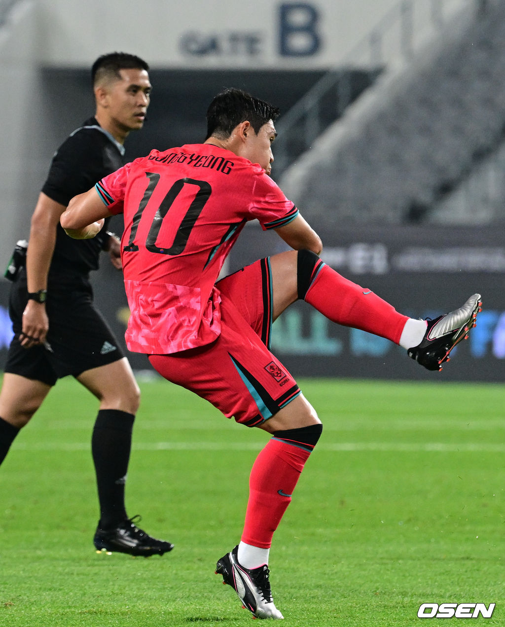 7일 경기 용인시 용인 미르 스타디움에서 2025 동아시아 축구연맹(EAFF) E-1 챔피언십(동아시안컵) 대한민국 남자 축구 대표팀과 중국의 개막전이 열렸다.한국은 중국과 첫 경기를 시작으로 11일 홍콩, 15일 일본과 격돌한다. 경기는 모두 용인에서 치러지며 3경기 성적에 따라 그대로 최종 순위가 결정된다.전반 한국 이동경이 선제골을 넣고 있다. 2025.07.07 /cej@osen.co.kr