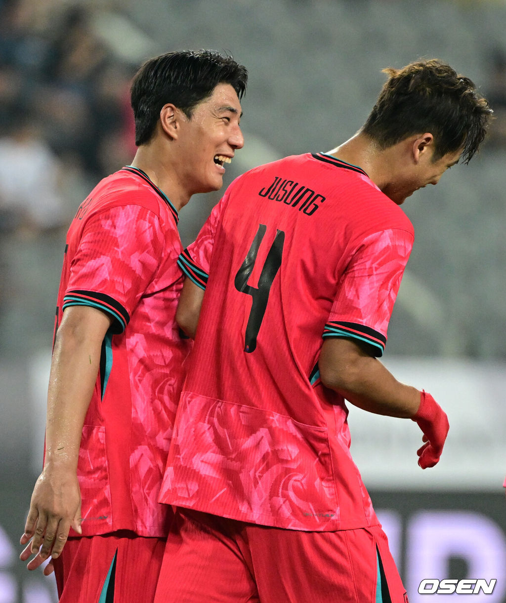 7일 경기 용인시 용인 미르 스타디움에서 2025 동아시아 축구연맹(EAFF) E-1 챔피언십(동아시안컵) 대한민국 남자 축구 대표팀과 중국의 개막전이 열렸다.한국은 중국과 첫 경기를 시작으로 11일 홍콩, 15일 일본과 격돌한다. 경기는 모두 용인에서 치러지며 3경기 성적에 따라 그대로 최종 순위가 결정된다.후반 한국 김주성이 팀의 세 번째 골을 넣은 뒤 주민규의 축하를 받고 있다. 2025.07.07 /cej@osen.co.kr