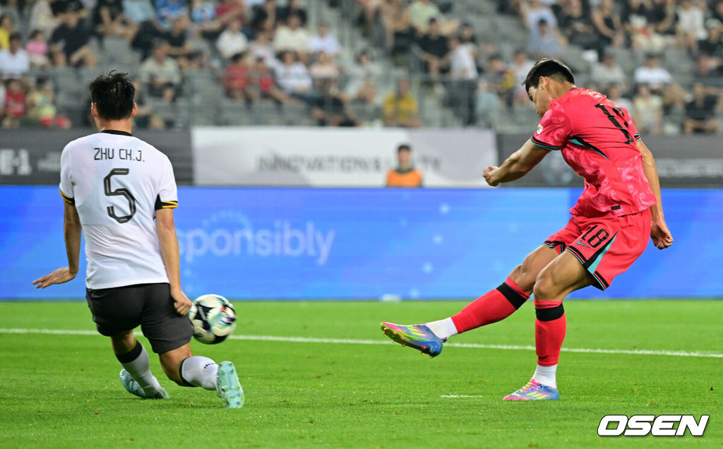 7일 경기 용인시 용인 미르 스타디움에서 2025 동아시아 축구연맹(EAFF) E-1 챔피언십(동아시안컵) 대한민국 남자 축구 대표팀과 중국의 개막전이 열렸다.한국은 중국과 첫 경기를 시작으로 11일 홍콩, 15일 일본과 격돌한다. 경기는 모두 용인에서 치러지며 3경기 성적에 따라 그대로 최종 순위가 결정된다.후반 한국 이호재의 슛이 중국에 막히고 있다. 2025.07.07 /cej@osen.co.kr