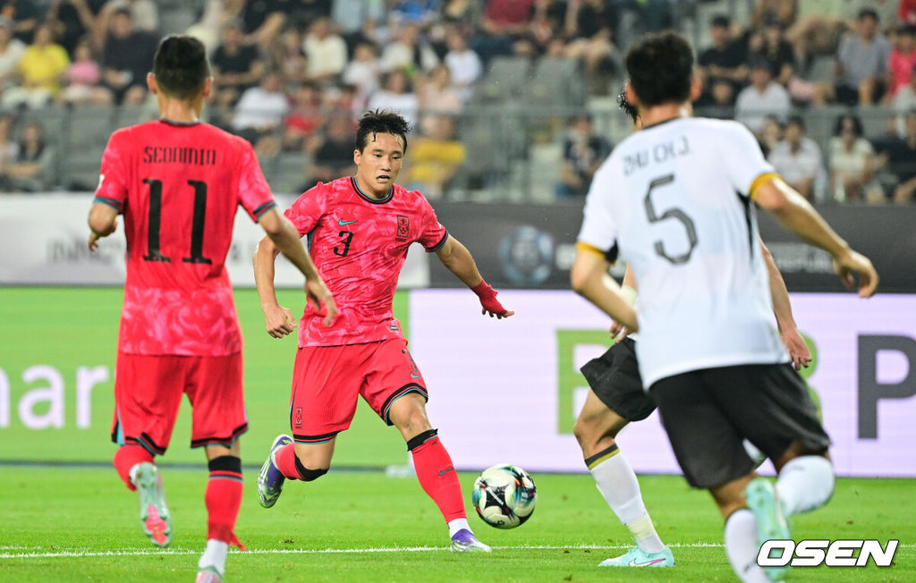 7일 경기 용인시 용인 미르 스타디움에서 2025 동아시아 축구연맹(EAFF) E-1 챔피언십(동아시안컵) 대한민국 남자 축구 대표팀과 중국의 개막전이 열렸다.한국은 중국과 첫 경기를 시작으로 11일 홍콩, 15일 일본과 격돌한다. 경기는 모두 용인에서 치러지며 3경기 성적에 따라 그대로 최종 순위가 결정된다.전반 한국 이태석이 중국과 볼경합을 벌이고 있다. 2025.07.07 /cej@osen.co.kr