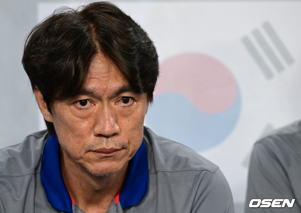 2025년에도 '공한증'은 이어진다. 홍명보호가 무더위를 뚫고 시원한 대승을 거뒀다. 홍명보 감독이 이끄는 대한민국 축구대표팀은 7일 오후 8시 용인 미르스타디움에서 열린 2025 동아시아축구연맹(EAFF) E-1 챔피언십(동아시안컵) 개막전에서 중국을 3-0으로 꺾었다.경기 전 한국 홍명보 감독이 그라운드를 바로보고 있다. 2025.07.07 /cej@osen.co.kr