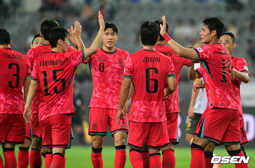 7일 경기 용인시 용인 미르 스타디움에서 2025 동아시아 축구연맹(EAFF) E-1 챔피언십(동아시안컵) 대한민국 남자 축구 대표팀과 중국의 개막전이 열렸다.한국은 중국과 첫 경기를 시작으로 11일 홍콩, 15일 일본과 격돌한다. 경기는 모두 용인에서 치러지며 3경기 성적에 따라 그대로 최종 순위가 결정된다.전반 한국이 주민규의 골에 기뻐하고 있다. 2025.07.07 /cej@osen.co.kr