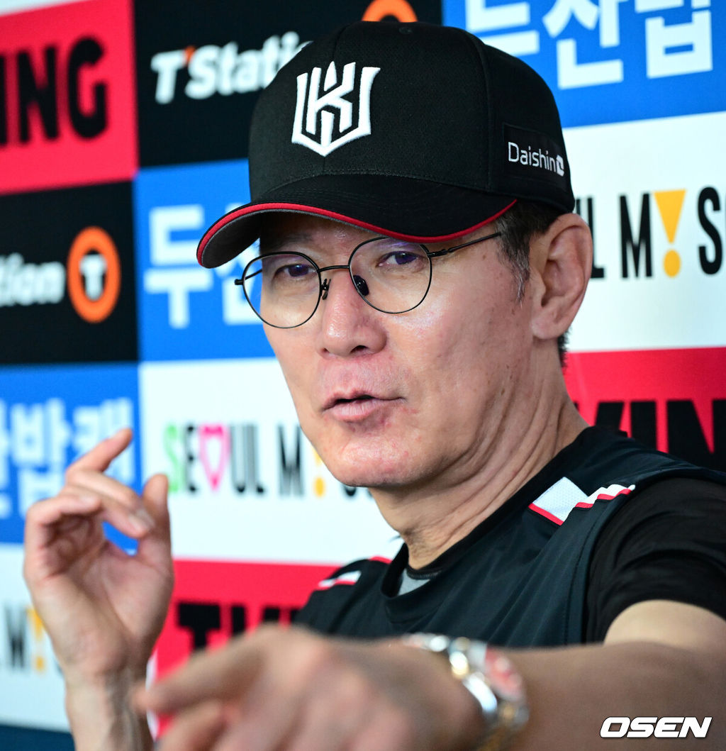 4일 오후 서울 잠실구장에서 ‘2025 신한 SOL Bank KBO리그’ 두산 베어스와 KT 위즈의 경기가 열렸다.두산은 잭로그, KT는 오원석이 선발로 나섰다.통산 500승까지 단 1승만 남겨두고 있는 KT 이강철 감독이 경기에 앞서 취재진과 이야기를 나누고 있다. 2025.07.04 /jpnews@osen.co.kr