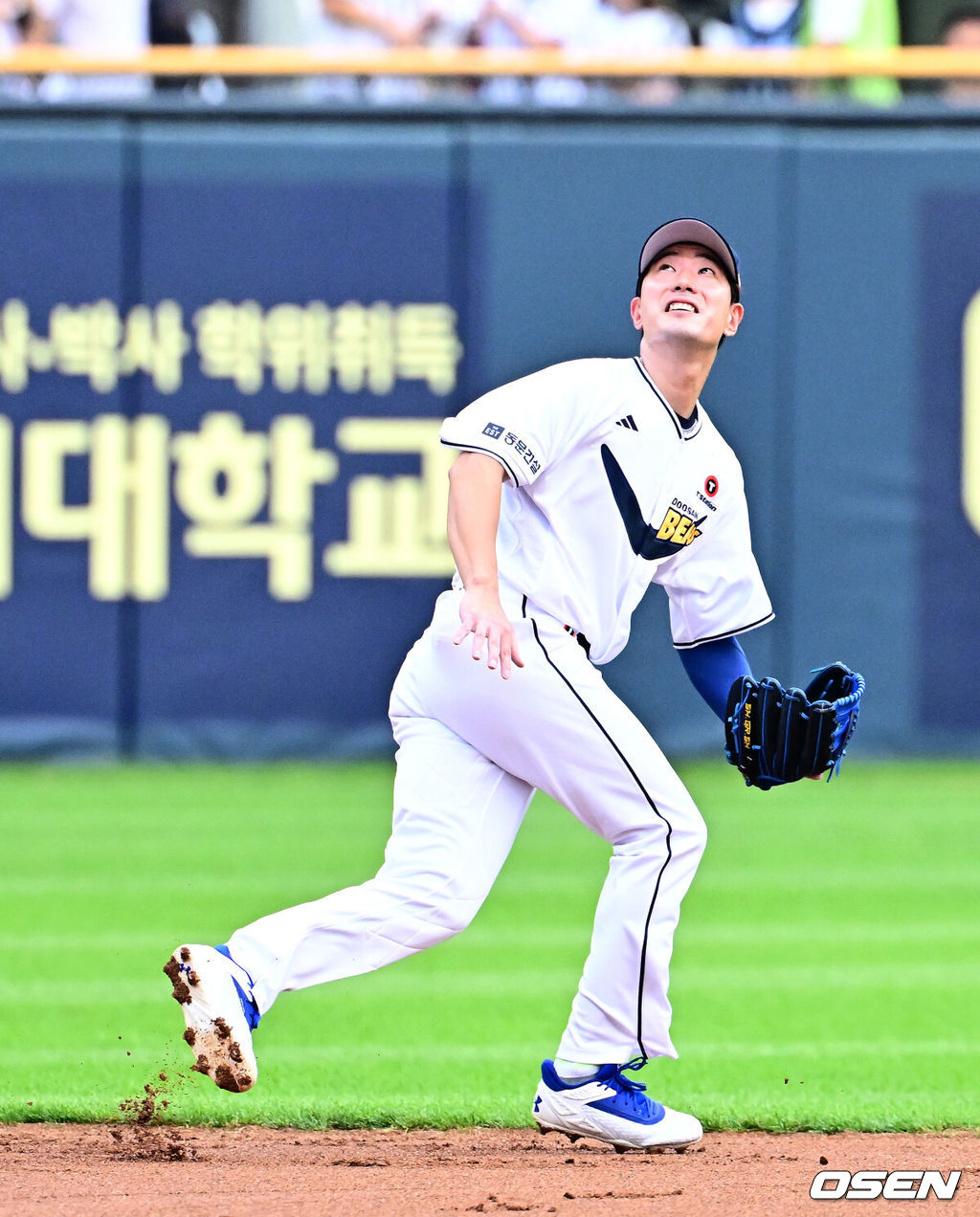 6일 오후 서울 잠실구장에서 ‘2025 신한 SOL Bank KBO리그’ 두산 베어스와 KT 위즈의 경기가 열렸다.두산은 최승용, KT는 엔마누엘 데 헤이수스를 선발로 내세웠다.두산은 이날 2024시즌을 끝으로 은퇴를 선언한 김재호의 은퇴식을 개최한다. 은퇴식 테마는 ‘베어스 올타임 No.1 유격수 김재호’이다. 김재호는 은퇴선수 특별 엔트리를 통해 1군 엔트리에도 이름을 올렸다. 1회초 김재호가 KT 김상수의 좌익수 플라이 타구를 쫓고있다. 2025.07.05 /jpnews@osen.co.kr