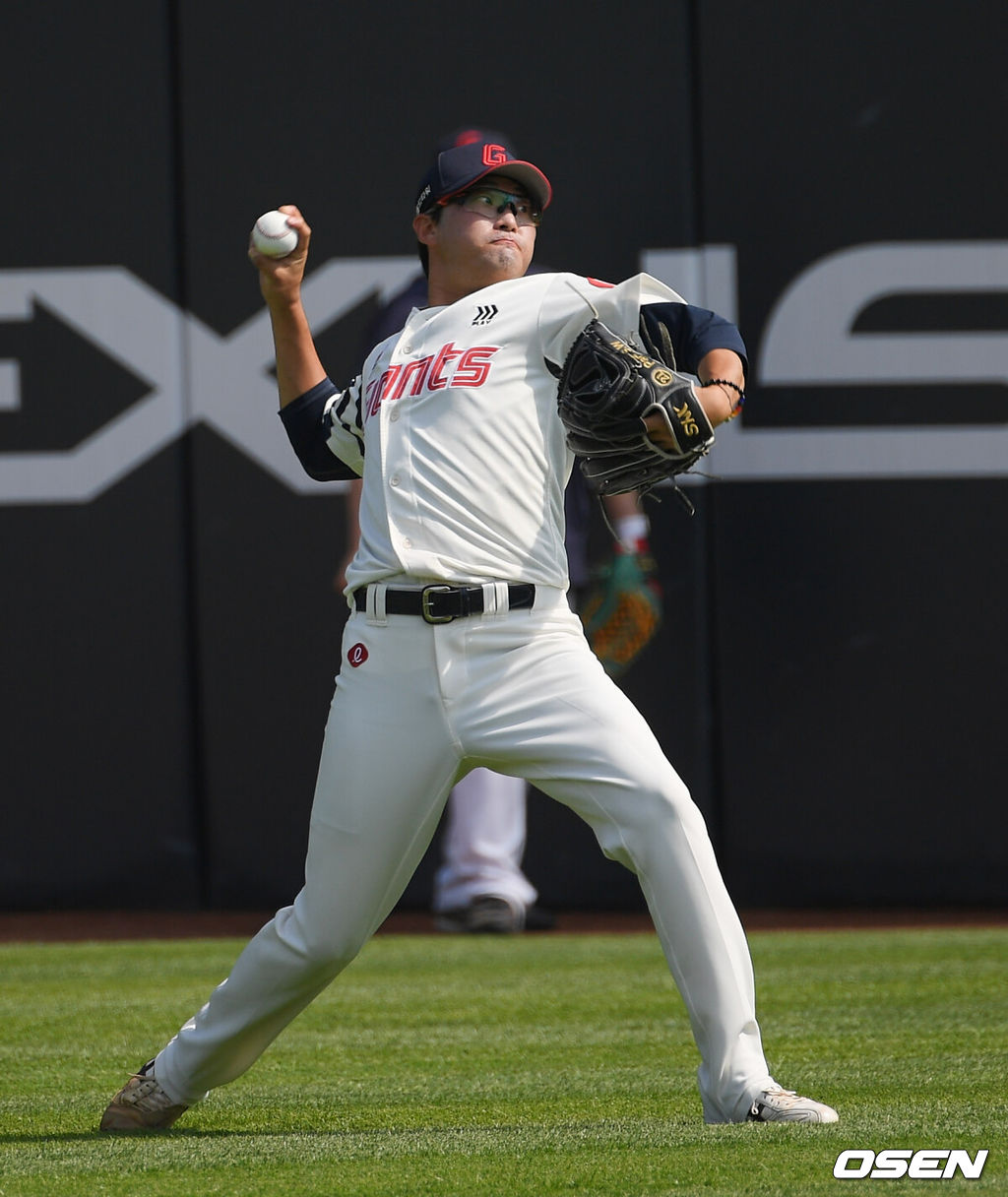 3일 부산 사직야구장에서 2025 신한 SOL 뱅크 KBO 리그 롯데 자이언츠와 LG 트윈스의 경기가 열린다. 홈팀 롯데는 이민석이, 방문팀 LG는 손주영이 선발 출전한다.롯데 자이언츠 박세웅이 훈련을 하고 있다. 2025.07.03 / foto0307@osen.co.kr
