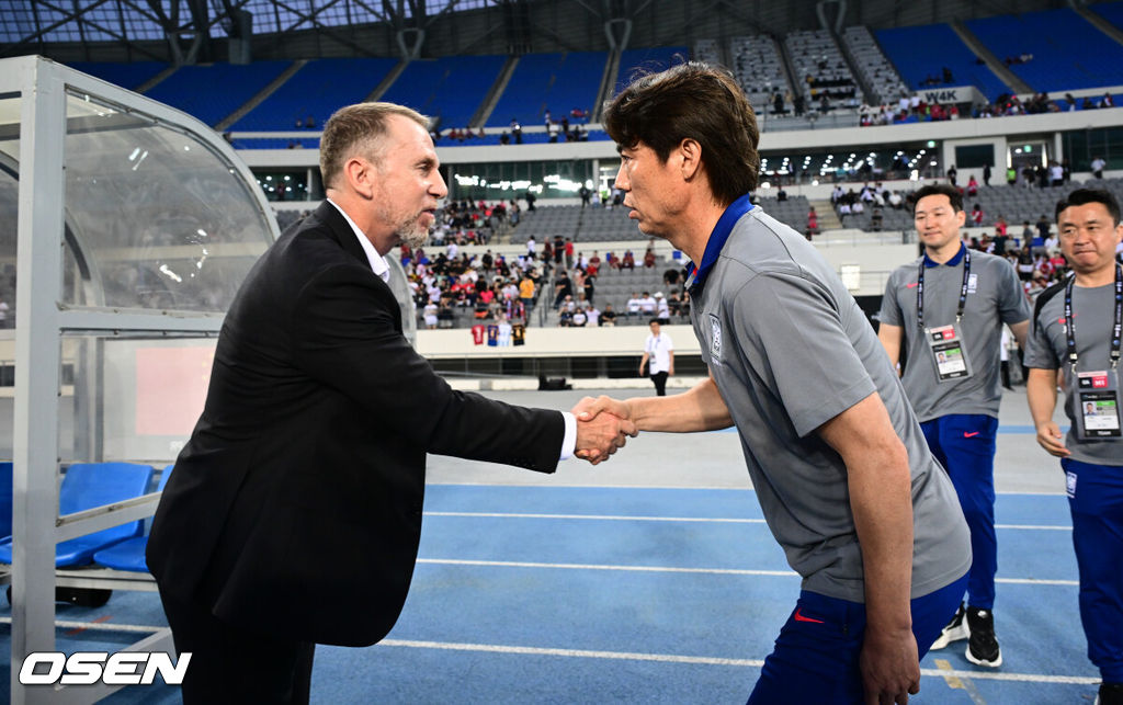 7일 경기 용인시 용인 미르 스타디움에서 2025 동아시아 축구연맹(EAFF) E-1 챔피언십(동아시안컵) 대한민국 남자 축구 대표팀과 중국의 개막전이 열렸다.한국은 중국과 첫 경기를 시작으로 11일 홍콩, 15일 일본과 격돌한다. 경기는 모두 용인에서 치러지며 3경기 성적에 따라 그대로 최종 순위가 결정된다.중국 데얀 주르예비치 감독과 한국 홍명보 감독이 경기 전 악수를 나누고 있다. 2025.07.07 /cej@osen.co.kr