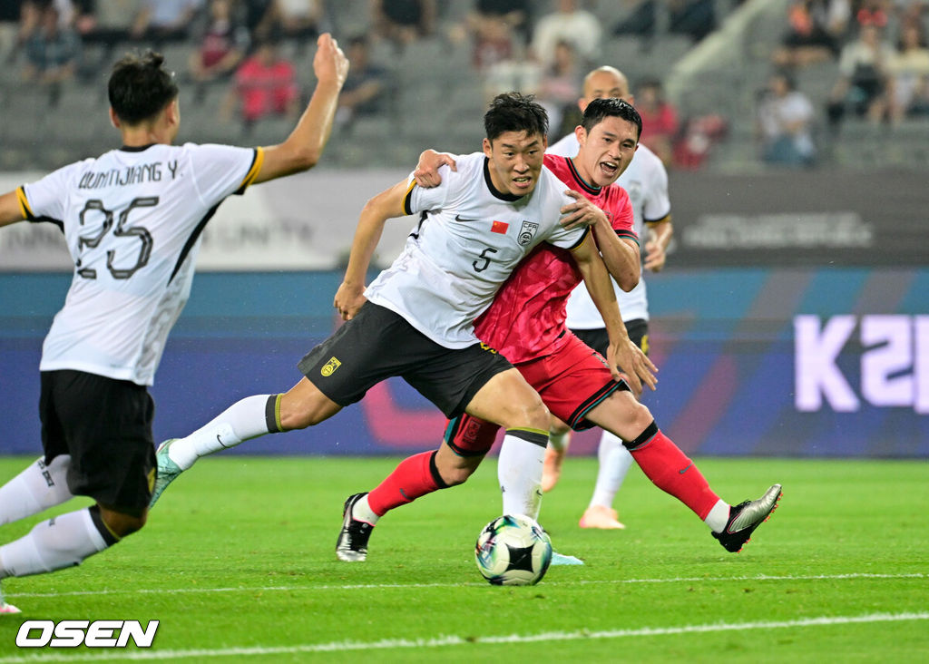 7일 경기 용인시 용인 미르 스타디움에서 2025 동아시아 축구연맹(EAFF) E-1 챔피언십(동아시안컵) 대한민국 남자 축구 대표팀과 중국의 개막전이 열렸다.한국은 중국과 첫 경기를 시작으로 11일 홍콩, 15일 일본과 격돌한다. 경기는 모두 용인에서 치러지며 3경기 성적에 따라 그대로 최종 순위가 결정된다.전반 한국 이동경이 중국의 수비를 받고 있다. 2025.07.07 /cej@osen.co.kr