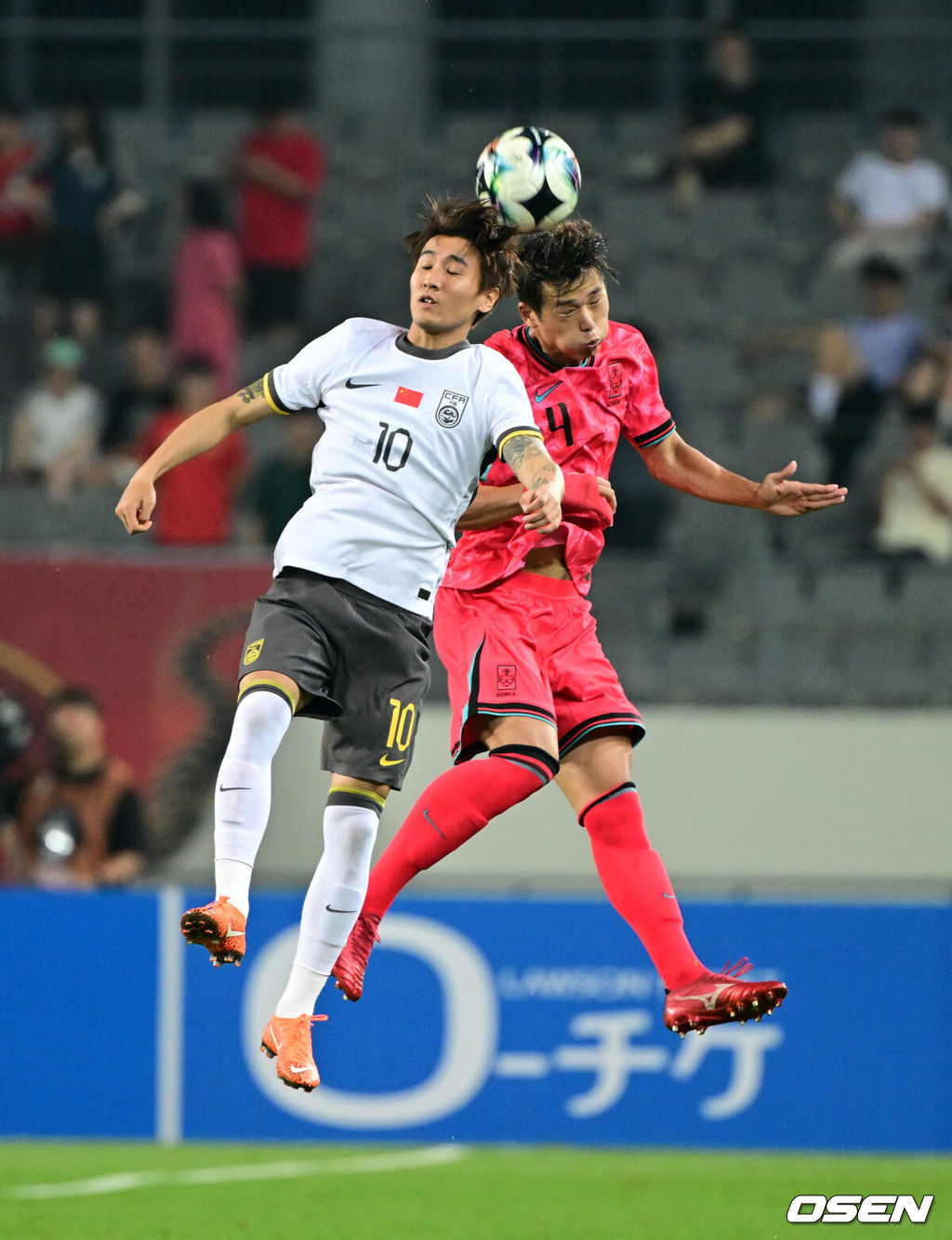 7일 경기 용인시 용인 미르 스타디움에서 2025 동아시아 축구연맹(EAFF) E-1 챔피언십(동아시안컵) 대한민국 남자 축구 대표팀과 중국의 개막전이 열렸다.한국은 중국과 첫 경기를 시작으로 11일 홍콩, 15일 일본과 격돌한다. 경기는 모두 용인에서 치러지며 3경기 성적에 따라 그대로 최종 순위가 결정된다.후반 한국 김주성이 중국과 헤더 경합을 하고 있다. 2025.07.07 /cej@osen.co.kr