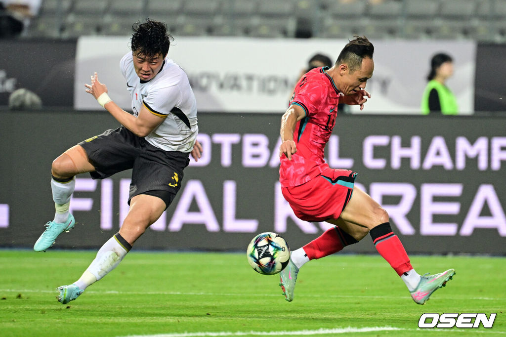 7일 경기 용인시 용인 미르 스타디움에서 2025 동아시아 축구연맹(EAFF) E-1 챔피언십(동아시안컵) 대한민국 남자 축구 대표팀과 중국의 개막전이 열렸다.한국은 중국과 첫 경기를 시작으로 11일 홍콩, 15일 일본과 격돌한다. 경기는 모두 용인에서 치러지며 3경기 성적에 따라 그대로 최종 순위가 결정된다.전반 한국 문선민이 문전에서 공을 지나치고 있다. 2025.07.07 /cej@osen.co.kr