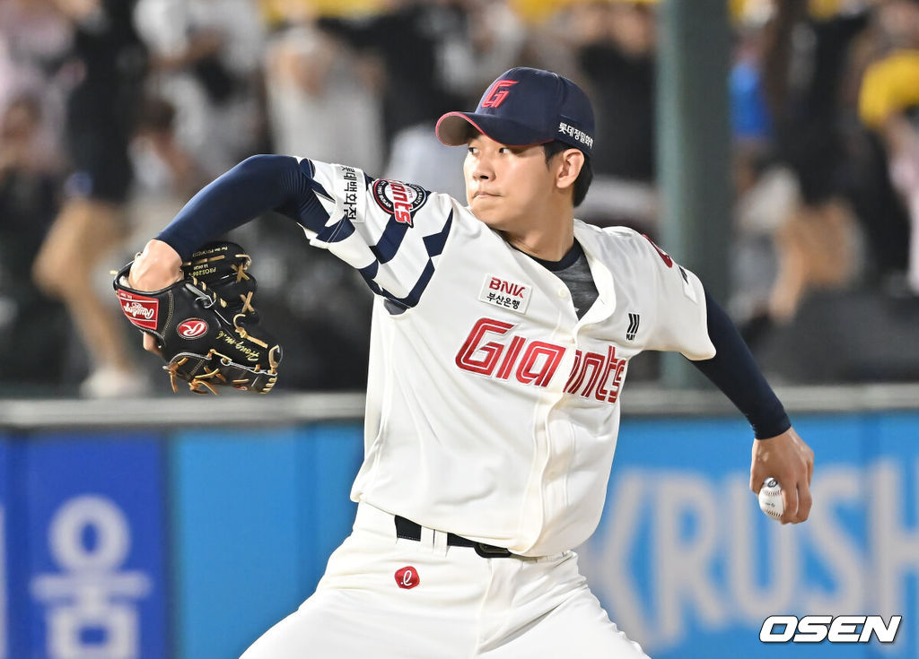 1일 부산 사직야구장에서 2025 신한 SOL 뱅크 KBO 리그 롯데 자이언츠와 LG 트윈스의 경기가 열렸다. 홈팀 롯데는 데이비슨이, 방문팀 LG는 에르난데스가 선발 출전했다.롯데 자이언츠 홍민기가 역투하고 있다. 2025.07.01 / foto0307@osen.co.kr