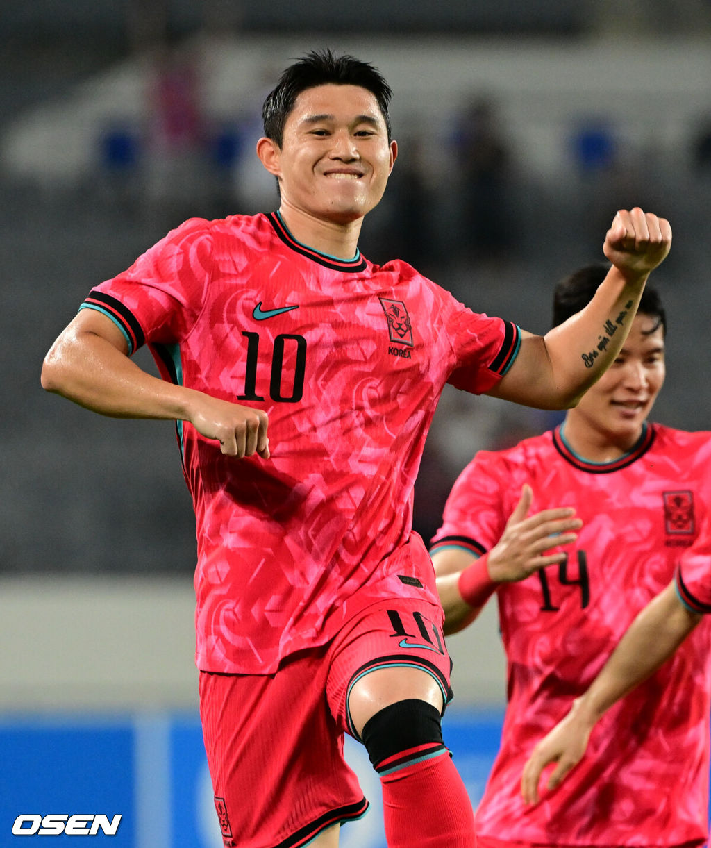 7일 경기 용인시 용인 미르 스타디움에서 2025 동아시아 축구연맹(EAFF) E-1 챔피언십(동아시안컵) 대한민국 남자 축구 대표팀과 중국의 개막전이 열렸다.한국은 중국과 첫 경기를 시작으로 11일 홍콩, 15일 일본과 격돌한다. 경기는 모두 용인에서 치러지며 3경기 성적에 따라 그대로 최종 순위가 결정된다.전반 한국 이동경이 선제골을 넣은 뒤 기뻐하고 있다. 2025.07.07 /cej@osen.co.kr