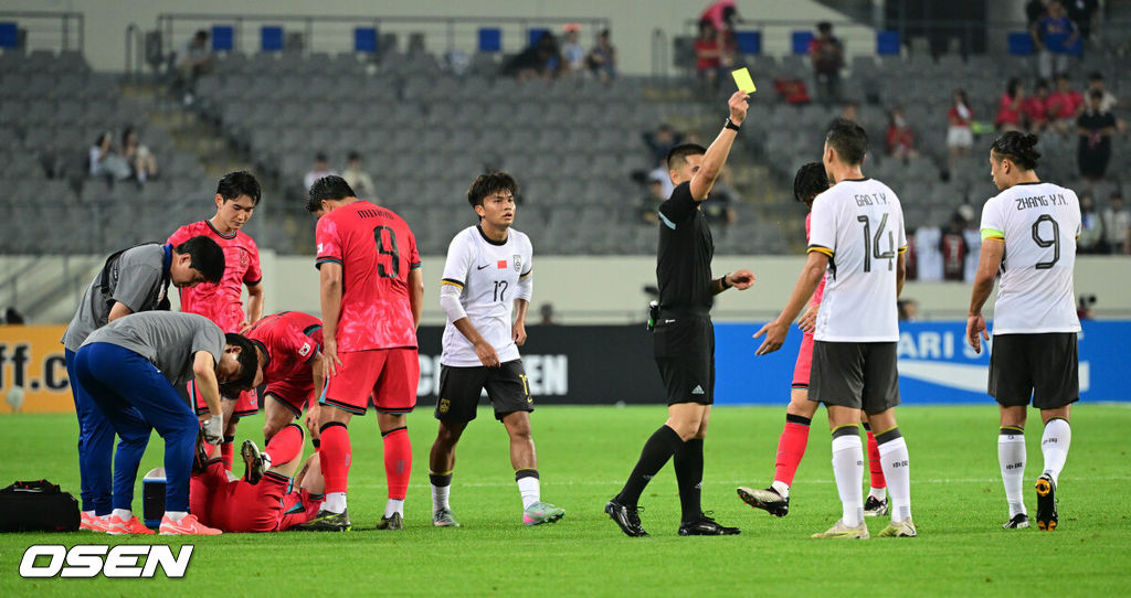 7일 경기 용인시 용인 미르 스타디움에서 2025 동아시아 축구연맹(EAFF) E-1 챔피언십(동아시안컵) 대한민국 남자 축구 대표팀과 중국의 개막전이 열렸다.한국은 중국과 첫 경기를 시작으로 11일 홍콩, 15일 일본과 격돌한다. 경기는 모두 용인에서 치러지며 3경기 성적에 따라 그대로 최종 순위가 결정된다.전반 한국 이동경에 파울을 범한 중국이 옐로 카드를 받고 있다. 2025.07.07 /cej@osen.co.kr