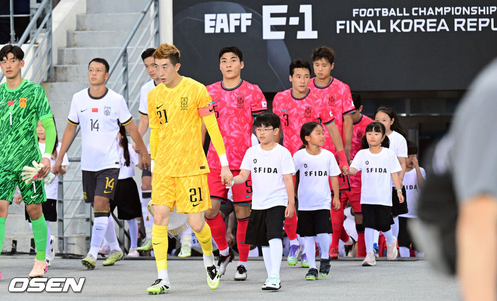 7일 경기 용인시 용인 미르 스타디움에서 2025 동아시아 축구연맹(EAFF) E-1 챔피언십(동아시안컵) 대한민국 남자 축구 대표팀과 중국의 개막전이 열렸다.한국은 중국과 첫 경기를 시작으로 11일 홍콩, 15일 일본과 격돌한다. 경기는 모두 용인에서 치러지며 3경기 성적에 따라 그대로 최종 순위가 결정된다.주장 조현우를 비롯한 대표팀이 그라운드에 들어서고 있다. 2025.07.07 /cej@osen.co.kr