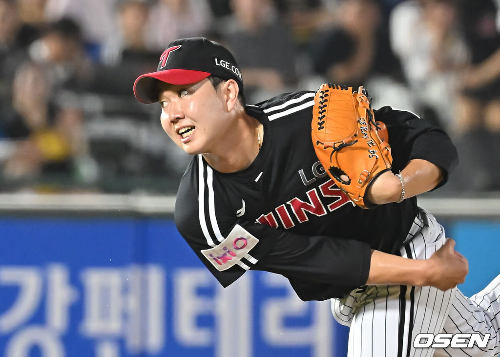 1일 부산 사직야구장에서 2025 신한 SOL 뱅크 KBO 리그 롯데 자이언츠와 LG 트윈스의 경기가 열렸다. 홈팀 롯데는 데이비슨이, 방문팀 LG는 에르난데스가 선발 출전했다.LG 트윈스 유영찬이 역투하고 있다. 2025.07.01 / foto0307@osen.co.kr