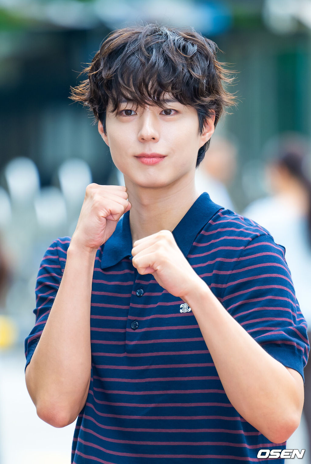 24일 오후 서울 여의도 KBS 신관에서 KBS 2TV '더 시즌즈 - 박보검의 칸타빌레' 녹화가 진행됐다.박보검은 드라마 ‘굿보이’와 심야 음악 프로그램 ‘더 시즌즈-박보검의 칸타빌레’ MC로 활약하며 활발한 활동을 이어가고 있다.배우 박보검이 방송국으로 향하며 인사하고 있다. 2025.06.24 / rumi@osen.co.kr