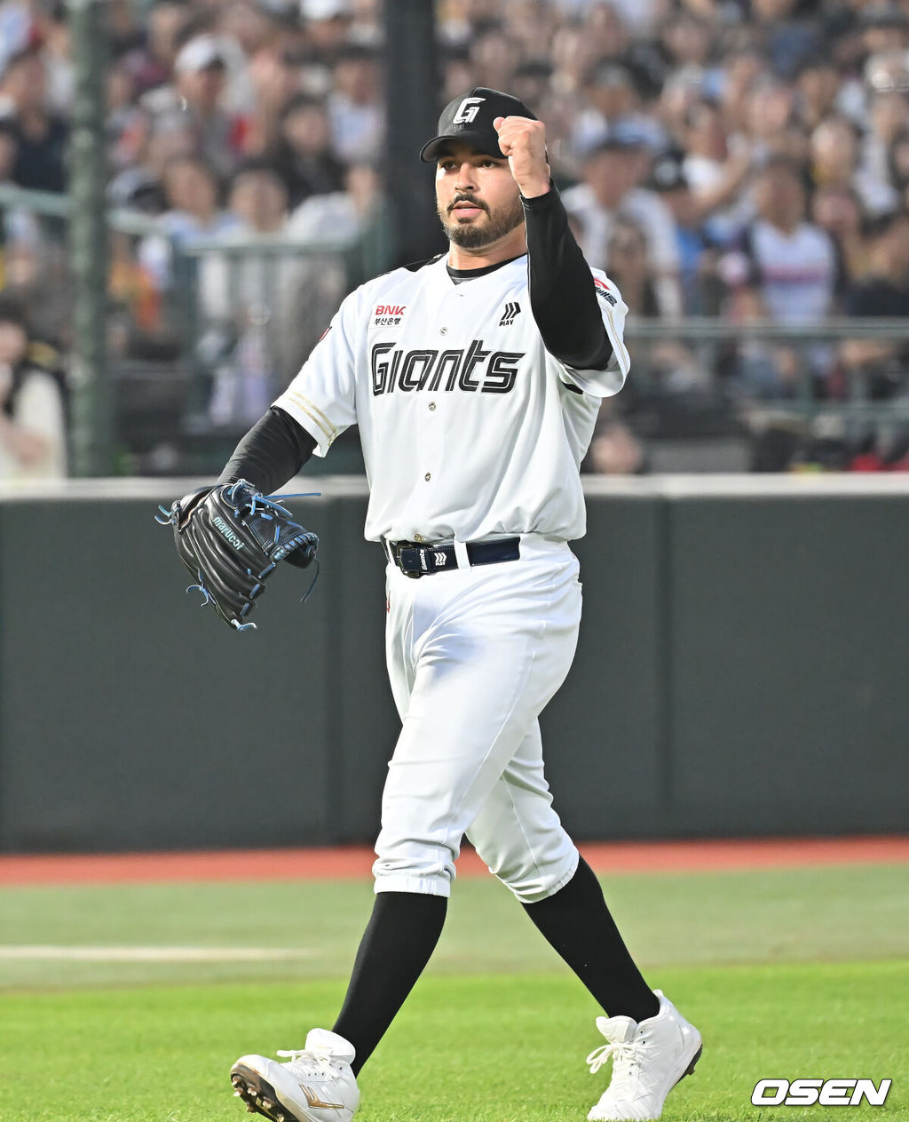 2일 부산 사직야구장에서 2025 신한 SOL 뱅크 KBO 리그 롯데 자이언츠와 LG 트윈스의 경기가 열렸다. 홈팀 롯데는 감보아가, 방문팀 LG는 임찬규가 선발 출전했다.롯데 자이언츠 선발 투수 감보아가 5회초 2사 만루 LG 트윈스 문보경을 유격수 땅볼로 잡고 주먹을 불끈 쥐고 있다. 2025.07.02 / foto0307@osen.co.kr