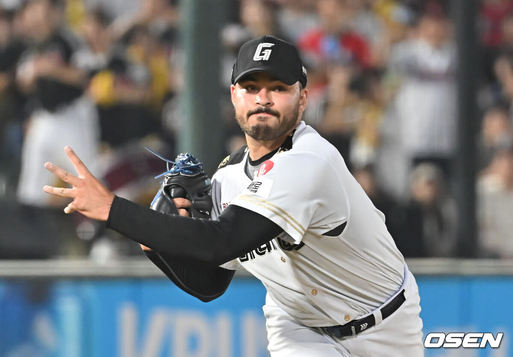 2일 부산 사직야구장에서 2025 신한 SOL 뱅크 KBO 리그 롯데 자이언츠와 LG 트윈스의 경기가 열렸다. 홈팀 롯데는 감보아가, 방문팀 LG는 임찬규가 선발 출전했다.롯데 자이언츠 선발 투수 감보아가 역투하고 있다. 2025.07.02 / foto0307@osen.co.kr