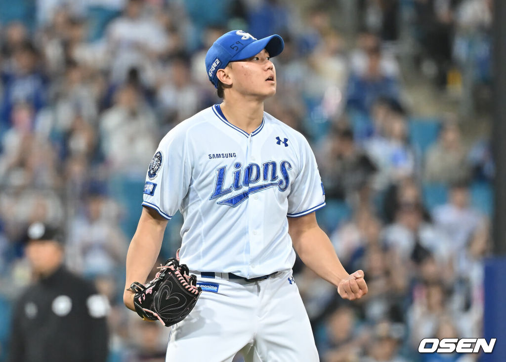 29일 대구삼성라이온즈파크에서 2025 신한 SOL 뱅크 KBO 리그 삼성 라이온즈와 롯데 자이언츠의 경기가 열렸다. 홈팀 삼성은 최원태가, 방문팀 롯데는 박세웅이 선발 출전했다. 삼성 라이온즈 배찬승이 6회초 2사 2,3루 롯데 자이언츠 장두성을 삼진으로 잡고 주먹을 불끈 쥐며 환호하고 있다. 2025.05.29 / foto0307@osen.co.kr