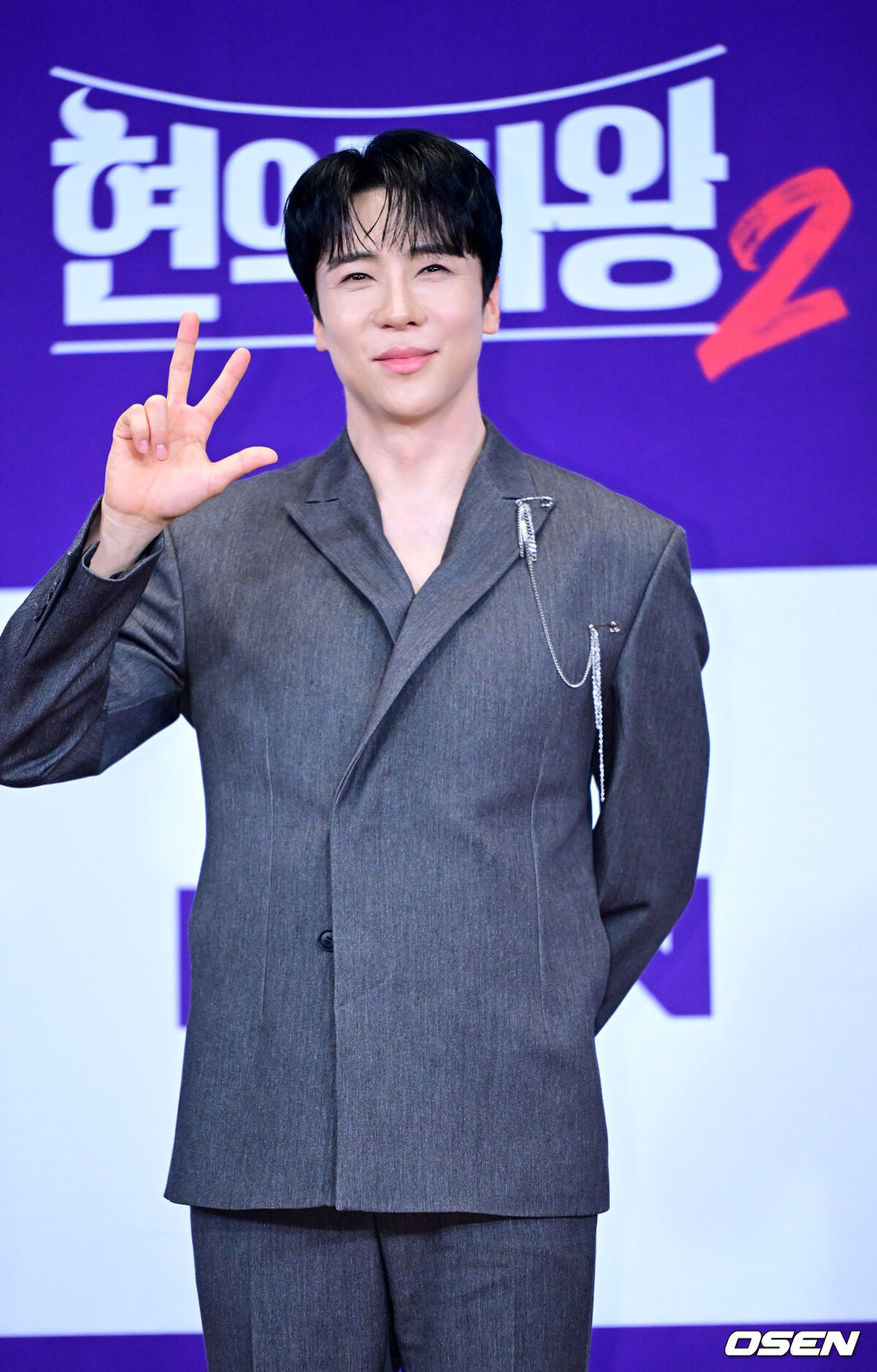 12일 오후 서울 상암동 누리꿈스퀘어 비즈니스타워에서 MBN '현역가왕2' 종영기념 기자간담회가 열렸다.'현역가왕2’는 박서진이 총점 4574점을 기록하며 최종 우승을 차지했다. 이어 진해성-에녹-신승태-김준수-최수호-강문경이 차례로 톱7을 완성했다. 가수 에녹이 포토타임을 하고 있다. 2025.03.12 / dreamer@osen.co.kr