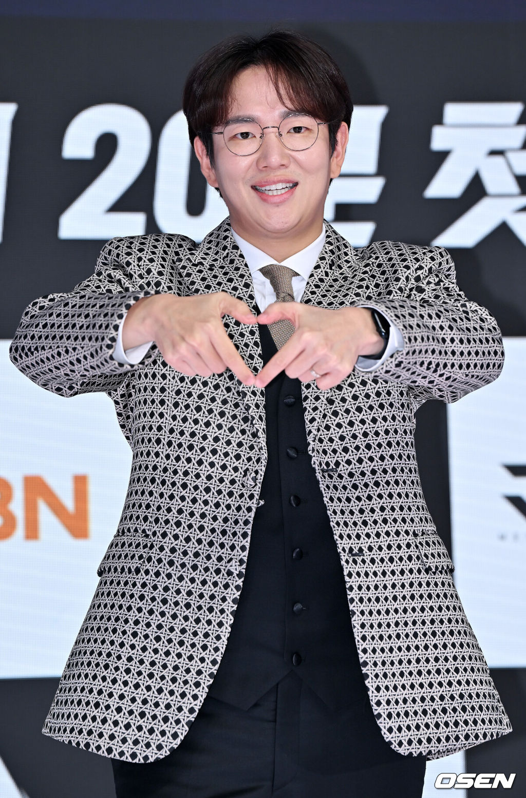 25일 오전 경기 경기 하남 VA스튜디오에서 MBN '아바타 싱어' 제작발표회가 열렸다.이 자리에는 장성규(MC), 황치열(MC), 박미선, 백지영, 최원영, 김호영 , 황제성, 립제이, 딘딘이 참석했다.MC 장성규가 무대 위에서 포토타임을 갖고 있다. 2022.08.25 /rumi@osen.co.kr