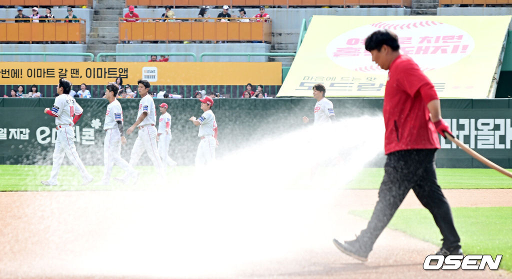 17일 오후 인천 SSG랜더스필드에서 ‘2024 신한은행 SOL Bank KBO리그’ SSG 랜더스와 KIA 타이거즈의 경기가 열렸다.이날 홈팀 SSG은 김광현, 방문팀 KIA는 김도현을 선발로 내세웠다.5회말을 마치고 그라운드 관리 요원들이 내야에 물을 뿌리고 있다. 2024.09.17 / dreamer@osen.co.kr