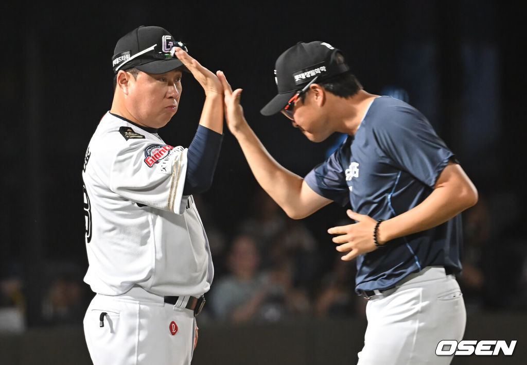 29일 부산 사직야구장에서 2025 신한 SOL 뱅크 KBO 리그 롯데 자이언츠와 KT 위즈의 경기가 열렸다. 홈팀 롯데는 박세웅이, 방문팀 KT는 쿠에바스가 선발 출전했다.롯데 자이언츠 김태형 감독이 KT 위즈에 10-5로 승리한 후 박세웅과 하이파이브를 하고 있다. 2025.06.29 / foto0307@osen.co.kr