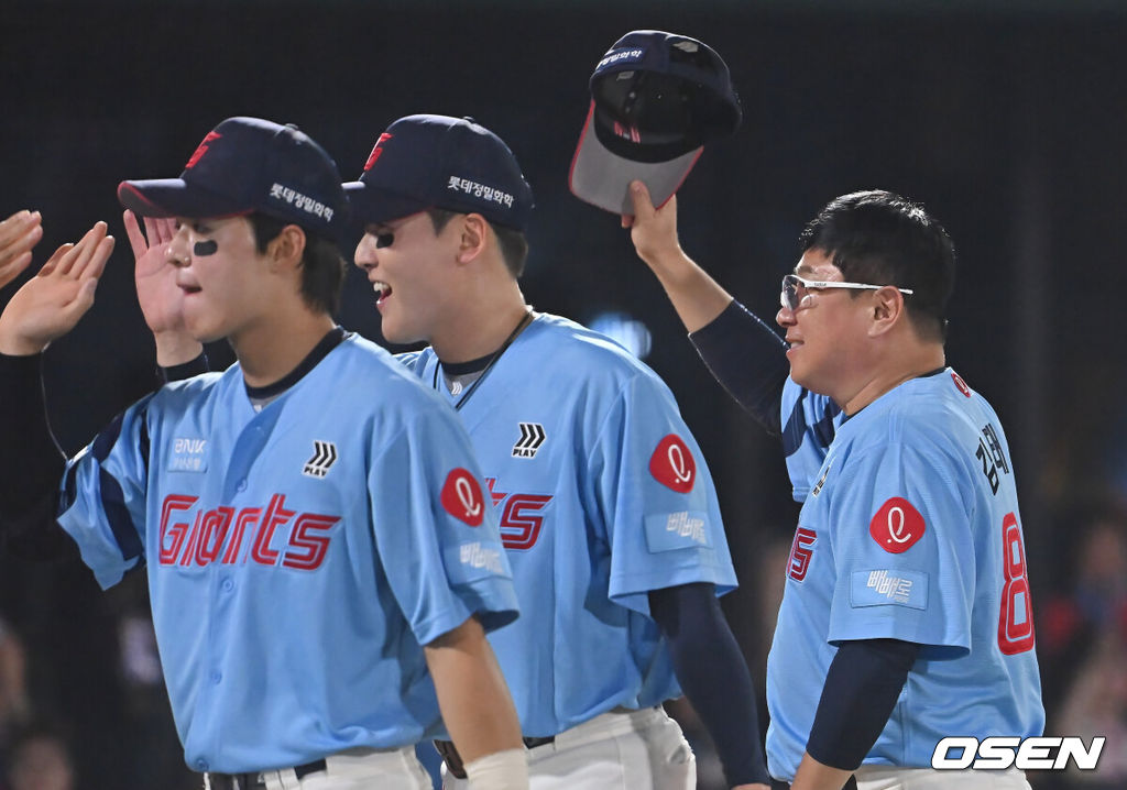22일 부산 사직야구장에서 2025 신한 SOL 뱅크 KBO 리그 롯데 자이언츠와 삼성 라이온즈의 경기가 열렸다. 홈팀 롯데는 박세웅이, 방문팀 삼성은 원태인이 선발 출전했다.롯데 자이언츠 김태형 감독이 삼성 라이온즈에 9-6 역전승 한 후 팬들에게 인사를 하고 있다. 2025.06.22 / foto0307@osen.co.kr