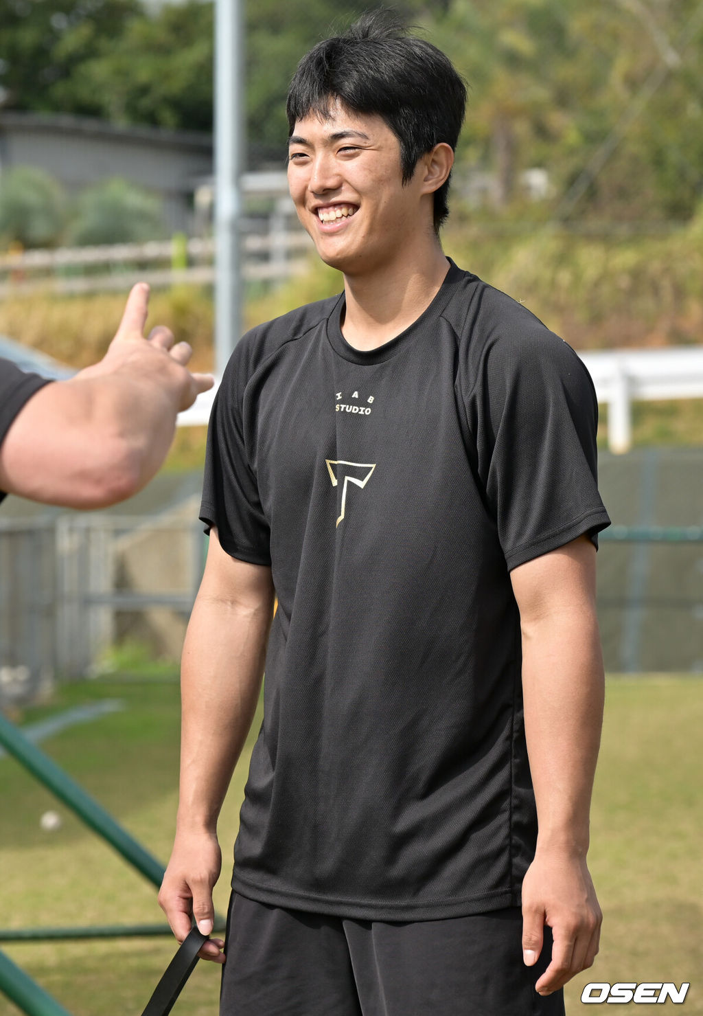 3일 일본 오키나와 킨 스타디움에서 KIA 타이거즈와 KT 위즈의 연습경기가 열린다.이날 KIA는 양현종, KT는 소형준이 선발 마운드에 오른다.KIA 이의리가 네일을 향해 미소를 짓고 있다. 2025.03.03 /cej@osen.co.kr