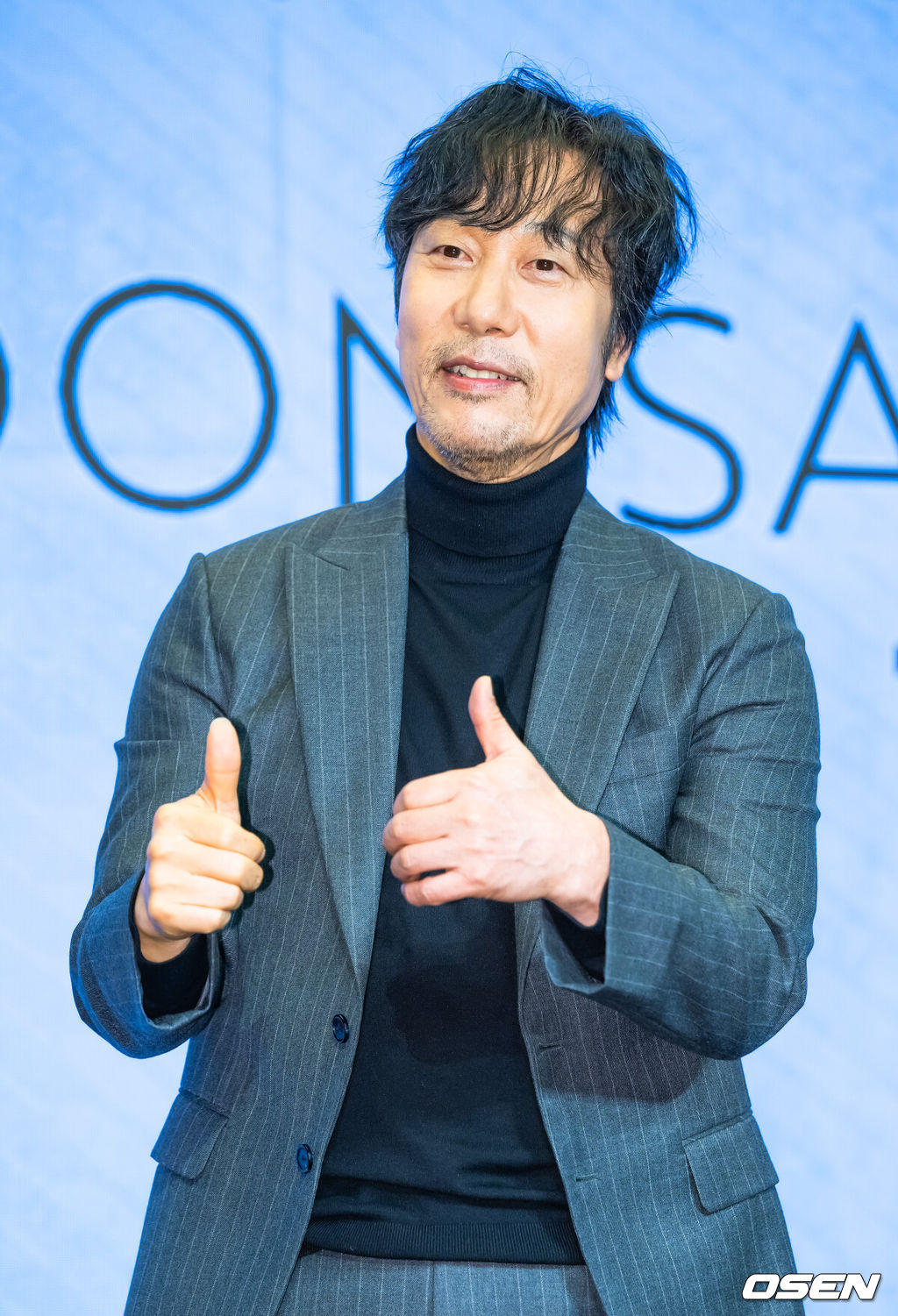 13일 오후 서울 마포구 상암동 스탠포드호텔 그랜드볼룸에서 '이문세 정규 17집 첫, 제작발표회'가 열렸다.가수 이문세가 정규 17집 발매를 앞두고, ‘이별에도 사랑이’, ‘마이 블루스’ 2곡을 선공개한다.기자간담회에서 이문세가 환하게 웃고 있다. 2024.11.13 / rumi@osen.co.kr