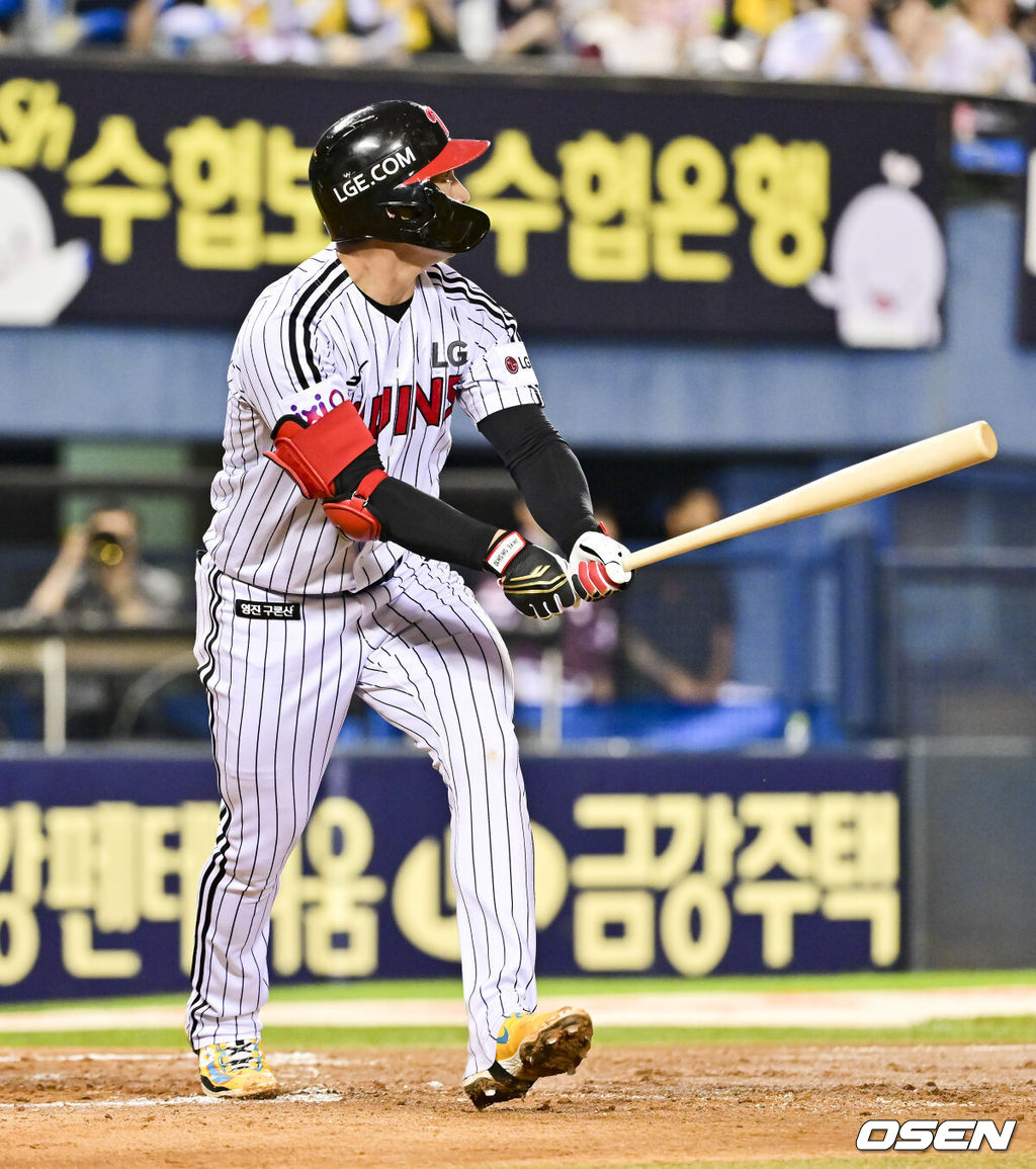 8일 오후 서울 잠실구장에서 ‘2025 신한 SOL BANK KBO리그’ LG 트윈스와 키움 히어로즈의 경기가 진행됐다.이날 경기에서 LG는 임찬규(8승 3패)를, 키움은 하영민(6승 8패)을 선발투수로 내세웠다.4회말 2사 2,3루 LG 오지환이 희생플라이를 날리고 있다. 2025.07.08 / soul1014@osen.co.kr