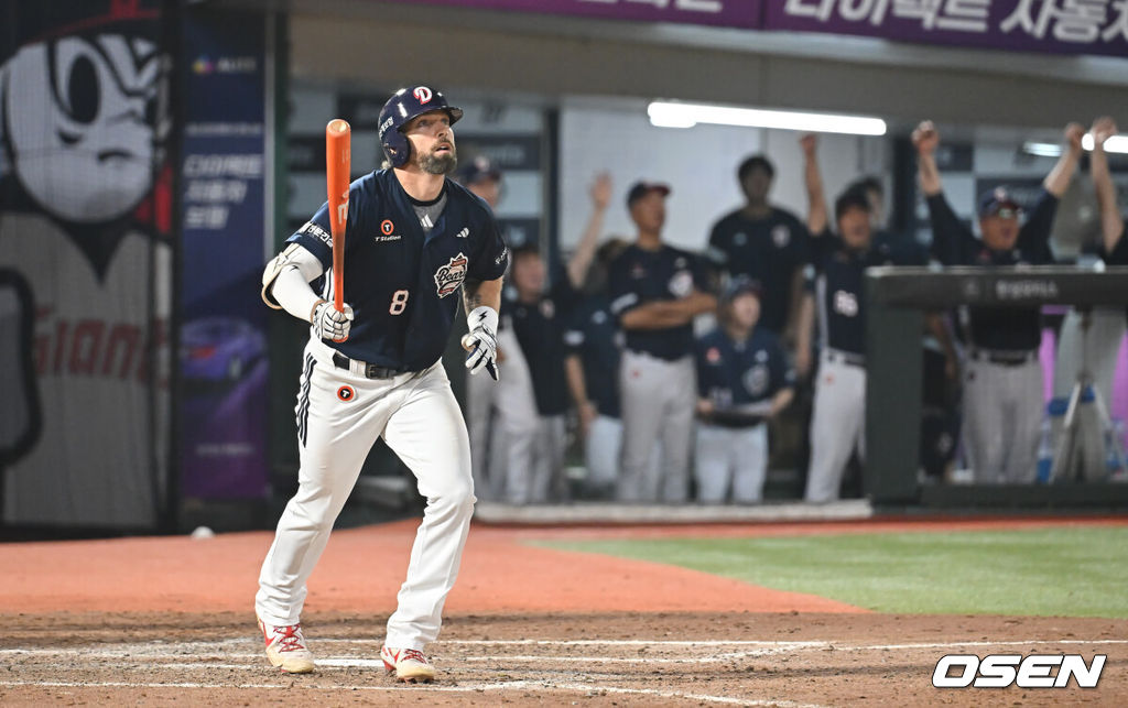 8일 부산 사직야구장에서 2025 신한 SOL 뱅크 KBO 리그 롯데 자이언츠와 두산 베어스의 경기가 열렸다. 홈팀 롯데는 홍민기가, 방문팀 두산은 최민석이 선발 출전했다.두산 베어스 케이브가 8회초 무사 1루 우월 동점 2점 홈런을 치고 있다. 2025.07.08 / foto0307@osen.co.kr