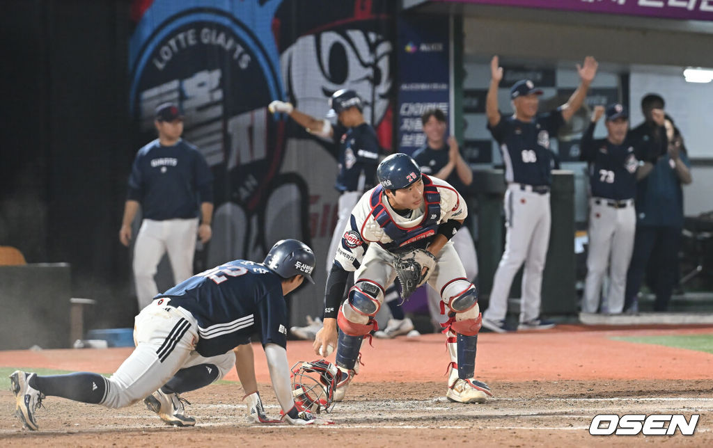 8일 부산 사직야구장에서 2025 신한 SOL 뱅크 KBO 리그 롯데 자이언츠와 두산 베어스의 경기가 열렸다. 홈팀 롯데는 홍민기가, 방문팀 두산은 최민석이 선발 출전했다.두산 베어스 박준순이 8회초 1사 만루 박계범의 2타점 좌익수 앞 안타때 득점을 올리고 있다. 2025.07.08 / foto0307@osen.co.kr
