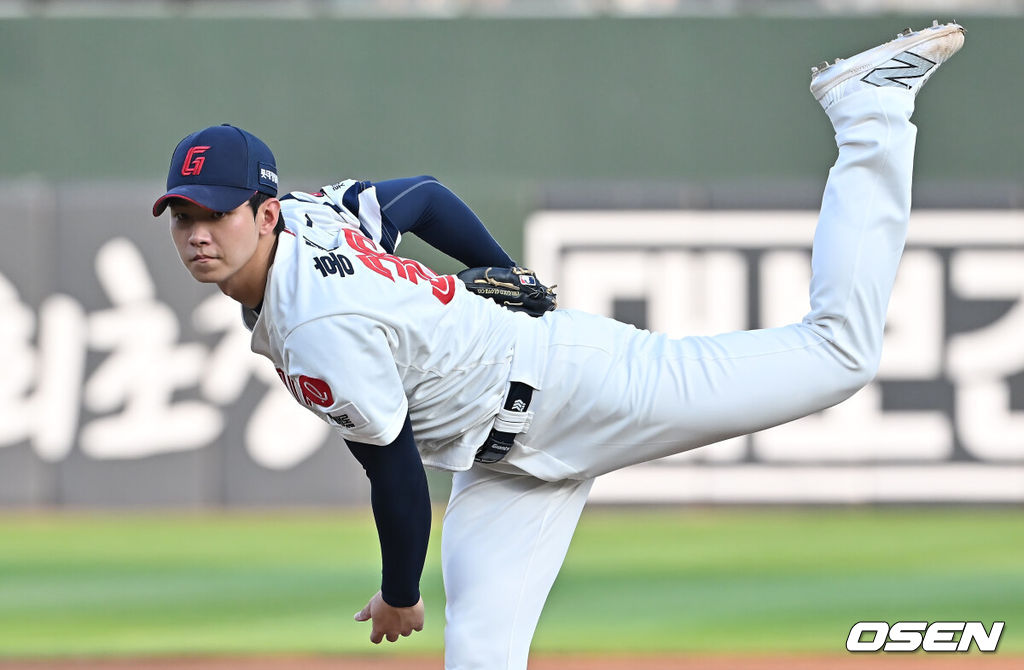 8일 부산 사직야구장에서 2025 신한 SOL 뱅크 KBO 리그 롯데 자이언츠와 두산 베어스의 경기가 열렸다. 홈팀 롯데는 홍민기가, 방문팀 두산은 최민석이 선발 출전했다.롯데 자이언츠 선발 투수 홍민기가 역투하고 있다. 2025.07.08 / foto0307@osen.co.kr