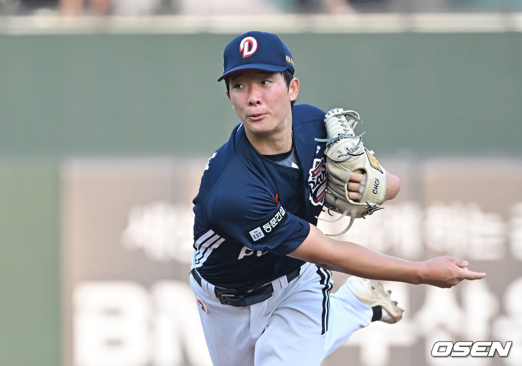8일 부산 사직야구장에서 2025 신한 SOL 뱅크 KBO 리그 롯데 자이언츠와 두산 베어스의 경기가 열렸다. 홈팀 롯데는 홍민기가, 방문팀 두산은 최민석이 선발 출전했다.두산 베어스 선발 투수 최민석이 역투하고 있다. 2025.07.08 / foto0307@osen.co.kr