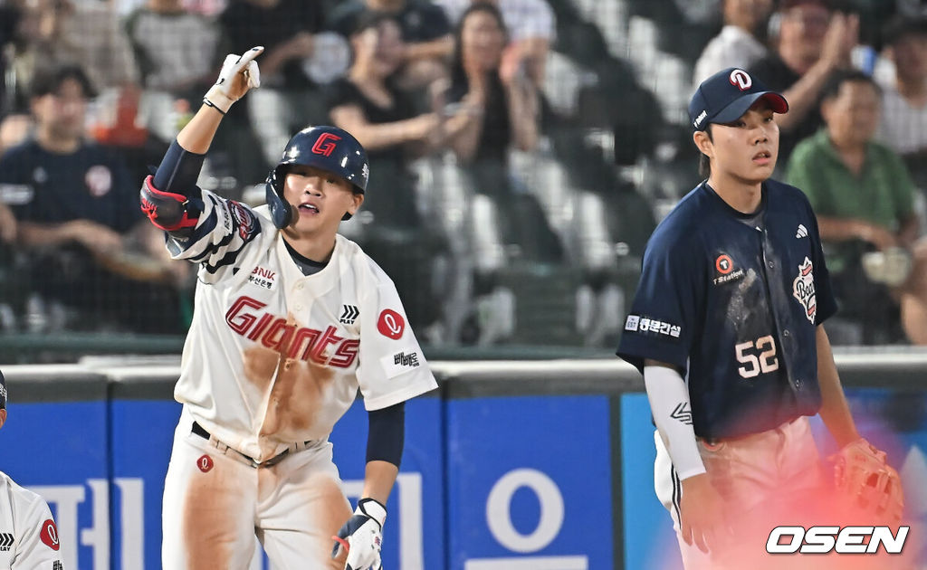 8일 부산 사직야구장에서 2025 신한 SOL 뱅크 KBO 리그 롯데 자이언츠와 두산 베어스의 경기가 열렸다. 홈팀 롯데는 홍민기가, 방문팀 두산은 최민석이 선발 출전했다.롯데 자이언츠 박찬형이 5회말 1사 2루 좌중간 역전 1타점 3루타를 치고 세리머니를 하고 있다. 2025.07.08 / foto0307@osen.co.kr