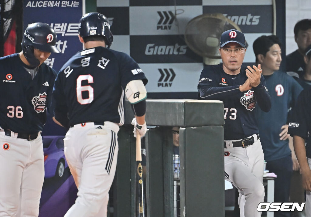 8일 부산 사직야구장에서 2025 신한 SOL 뱅크 KBO 리그 롯데 자이언츠와 두산 베어스의 경기가 열렸다. 홈팀 롯데는 홍민기가, 방문팀 두산은 최민석이 선발 출전했다.두산 베어스 조성환 감독 대행이 7회초 1사 좌월 솔로 홈런을 친 오명진을 반기고 있다. 2025.07.08 / foto0307@osen.co.kr
