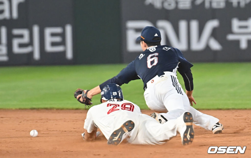 8일 부산 사직야구장에서 2025 신한 SOL 뱅크 KBO 리그 롯데 자이언츠와 두산 베어스의 경기가 열렸다. 홈팀 롯데는 홍민기가, 방문팀 두산은 최민석이 선발 출전했다.롯데 자이언츠 레이예스가 7회말 2사 1,3루 전준우의 유격수 땅볼때 두산 베어스 박계범의 실책때 세이프되고 있다. 2025.07.08 / foto0307@osen.co.kr