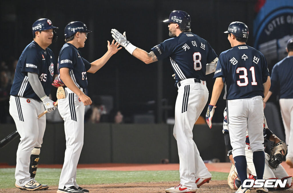 8일 부산 사직야구장에서 2025 신한 SOL 뱅크 KBO 리그 롯데 자이언츠와 두산 베어스의 경기가 열렸다. 홈팀 롯데는 홍민기가, 방문팀 두산은 최민석이 선발 출전했다.두산 베어스 케이브가 8회초 무사 1루 우월 동점 2점 홈런을 치고 하이파이브를 하고 있다. 2025.07.08 / foto0307@osen.co.kr