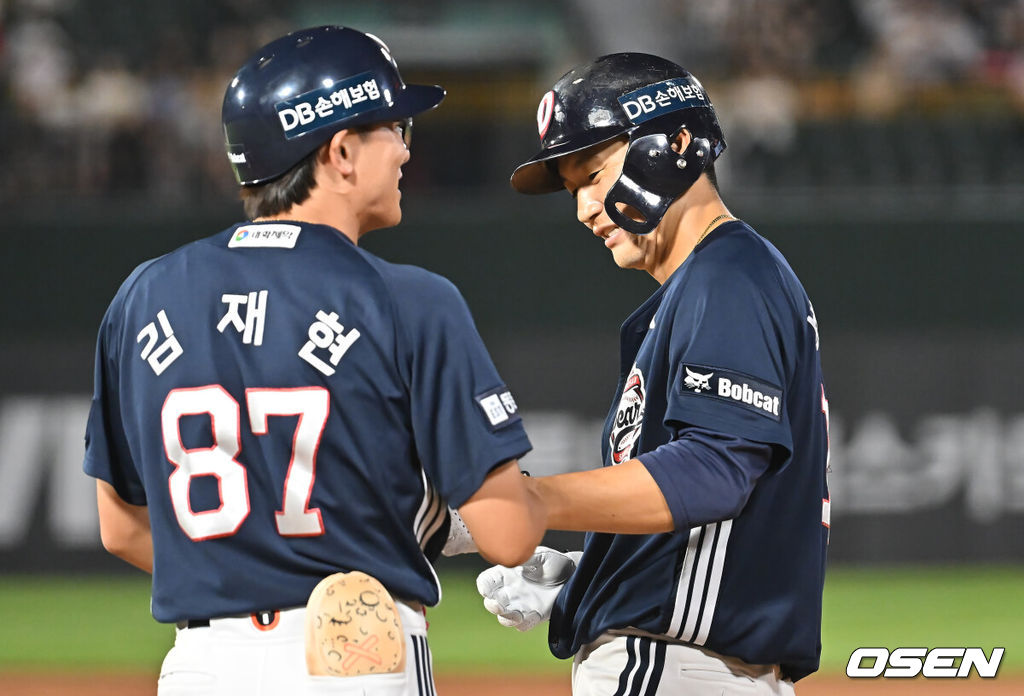 8일 부산 사직야구장에서 2025 신한 SOL 뱅크 KBO 리그 롯데 자이언츠와 두산 베어스의 경기가 열렸다. 홈팀 롯데는 홍민기가, 방문팀 두산은 최민석이 선발 출전했다.두산 베어스 박계범이 8회초 1사 만루 2타점 좌익수 앞 안타를 치고 하이파이브를 하고 있다. 2025.07.08 / foto0307@osen.co.kr