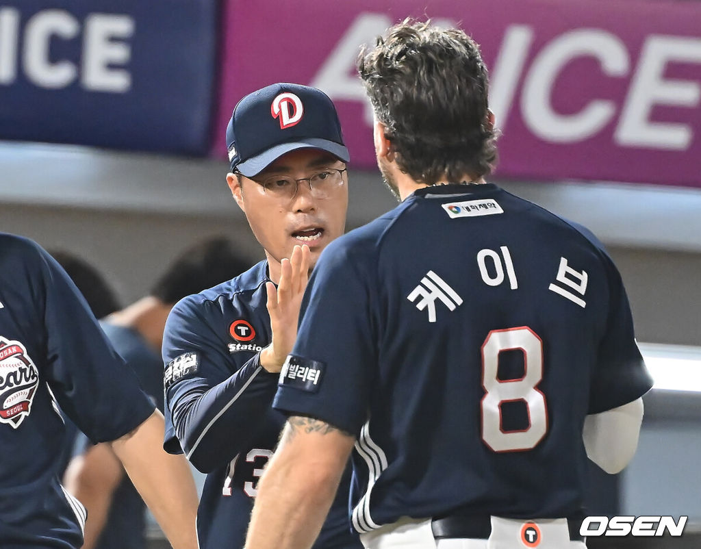 8일 부산 사직야구장에서 2025 신한 SOL 뱅크 KBO 리그 롯데 자이언츠와 두산 베어스의 경기가 열렸다. 홈팀 롯데는 홍민기가, 방문팀 두산은 최민석이 선발 출전했다.두산 베어스 조성환 감독 대행이 롯데 자이언츠에 8-5로 역전승하고 케이브와 하이파이브를 하고 있다. 2025.07.08 / foto0307@osen.co.kr