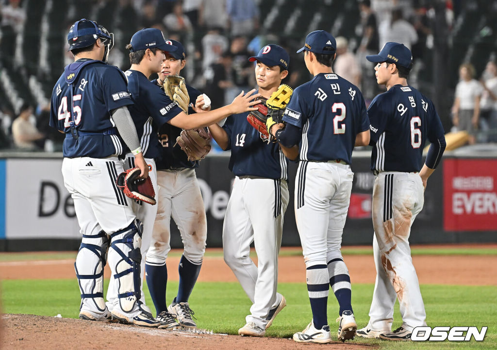 8일 부산 사직야구장에서 2025 신한 SOL 뱅크 KBO 리그 롯데 자이언츠와 두산 베어스의 경기가 열렸다. 홈팀 롯데는 홍민기가, 방문팀 두산은 최민석이 선발 출전했다.두산 베어스 선수들이 롯데 자이언츠에 8-5로 역전승하고 기쁨을 나누고 있다. 2025.07.08 / foto0307@osen.co.kr