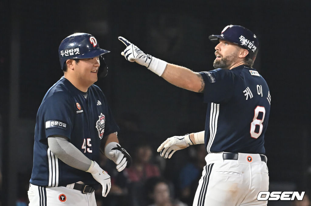 8일 부산 사직야구장에서 2025 신한 SOL 뱅크 KBO 리그 롯데 자이언츠와 두산 베어스의 경기가 열렸다. 홈팀 롯데는 홍민기가, 방문팀 두산은 최민석이 선발 출전했다.두산 베어스 케이브가 9회초 1사 중월 솔로 홈런을 치고 세리머니를 하고 있다. 2025.07.08 / foto0307@osen.co.kr