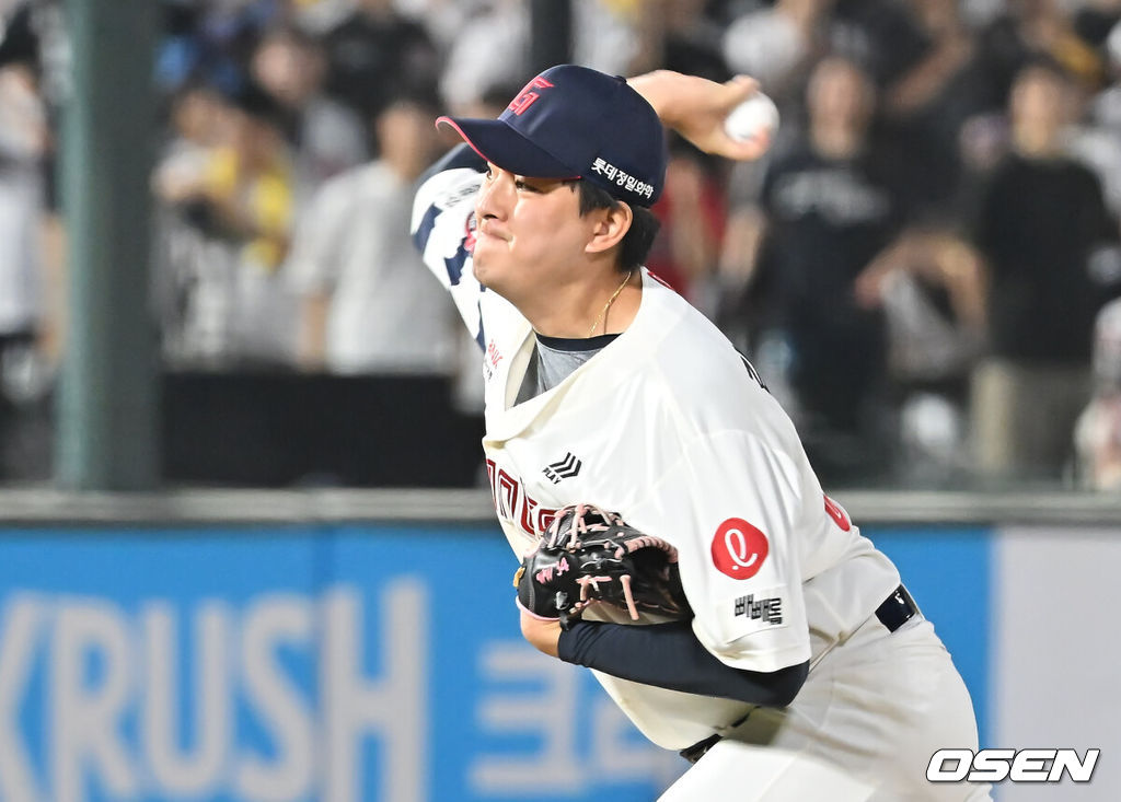 3일 부산 사직야구장에서 2025 신한 SOL 뱅크 KBO 리그 롯데 자이언츠와 LG 트윈스의 경기가 열렸다. 홈팀 롯데는 이민석이, 방문팀 LG는 손주영이 선발 출전했다.롯데 자이언츠 김원중이 역투하고 있다. 2025.07.03 / foto0307@osen.co.kr